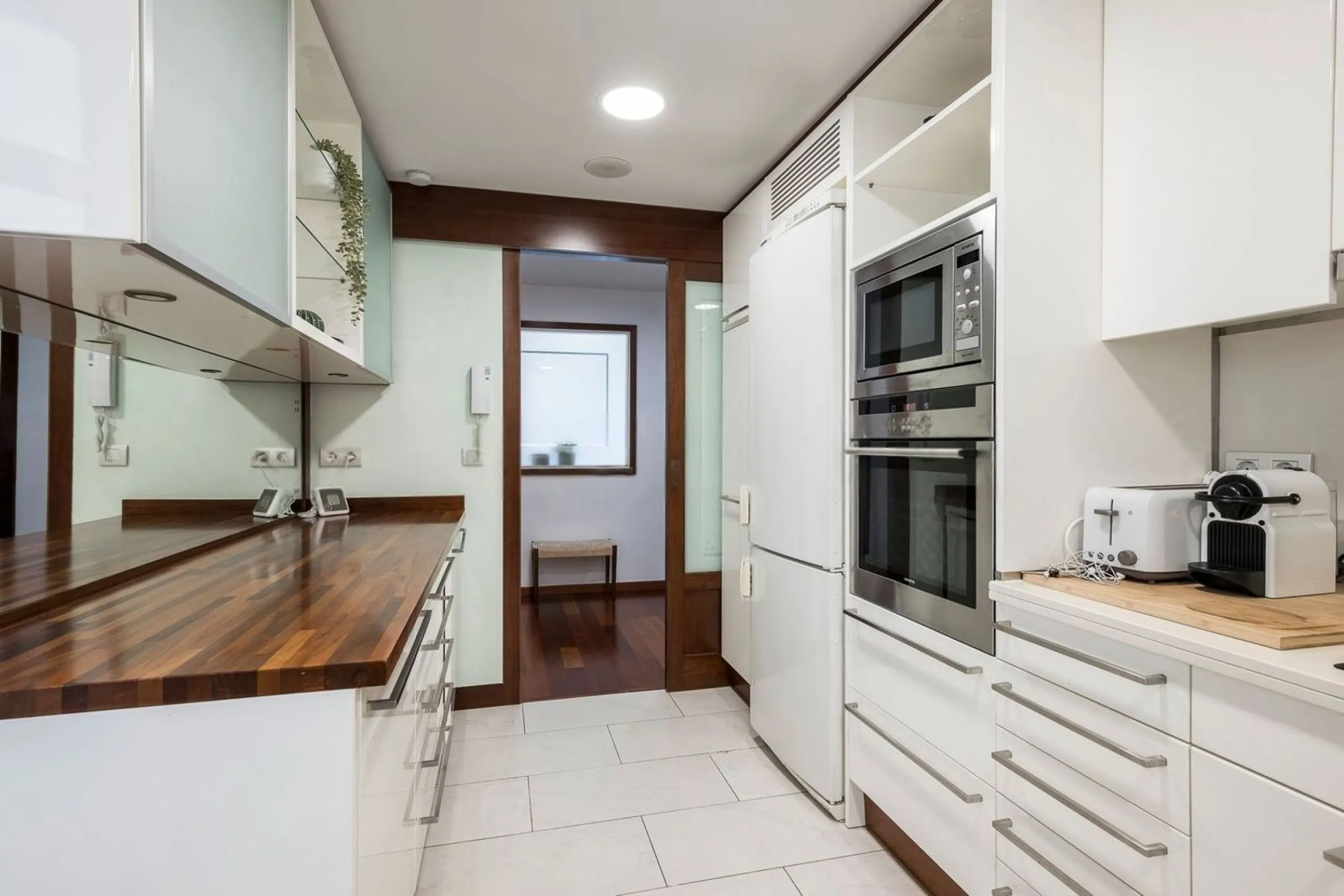 Bright Apartment with Balcony in Enric Granados, Barcelona