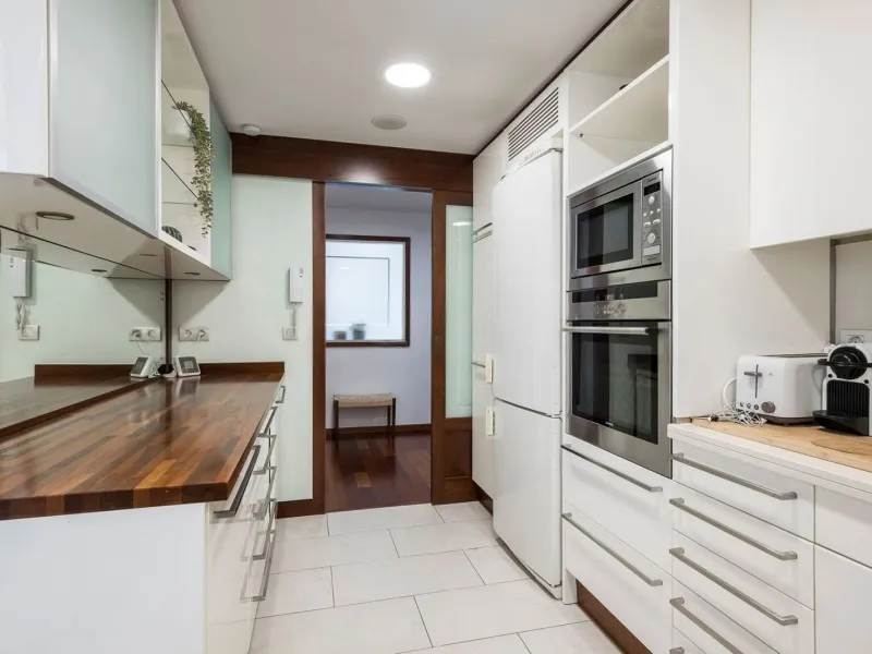 Bright Apartment with Balcony in Enric Granados, Barcelona