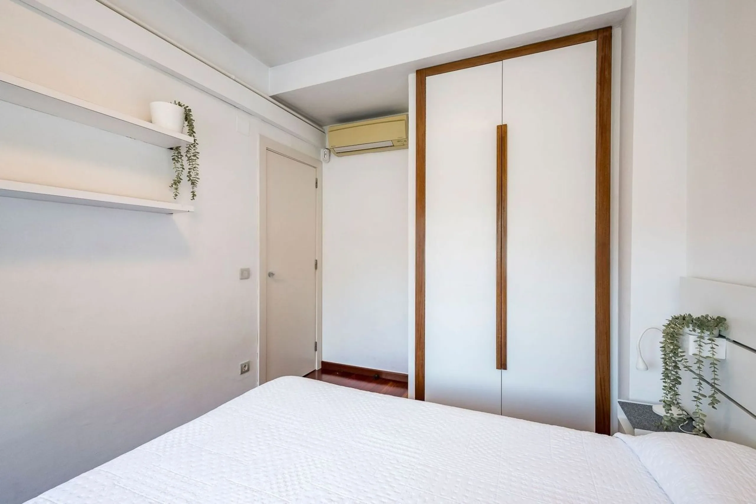 Bright Apartment with Balcony in Enric Granados, Barcelona
