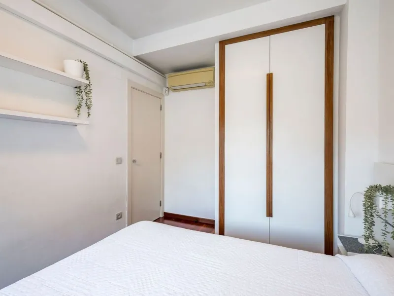 Bright Apartment with Balcony in Enric Granados, Barcelona