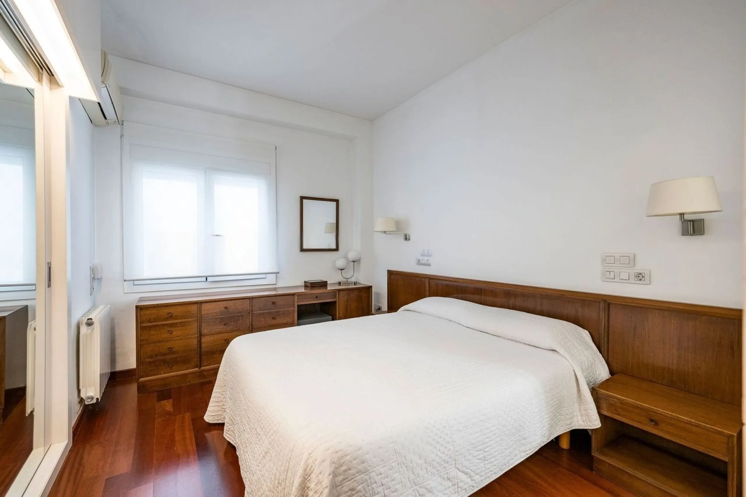 Bright Apartment with Balcony in Enric Granados, Barcelona