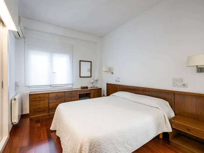 Bright Apartment with Balcony in Enric Granados, Barcelona