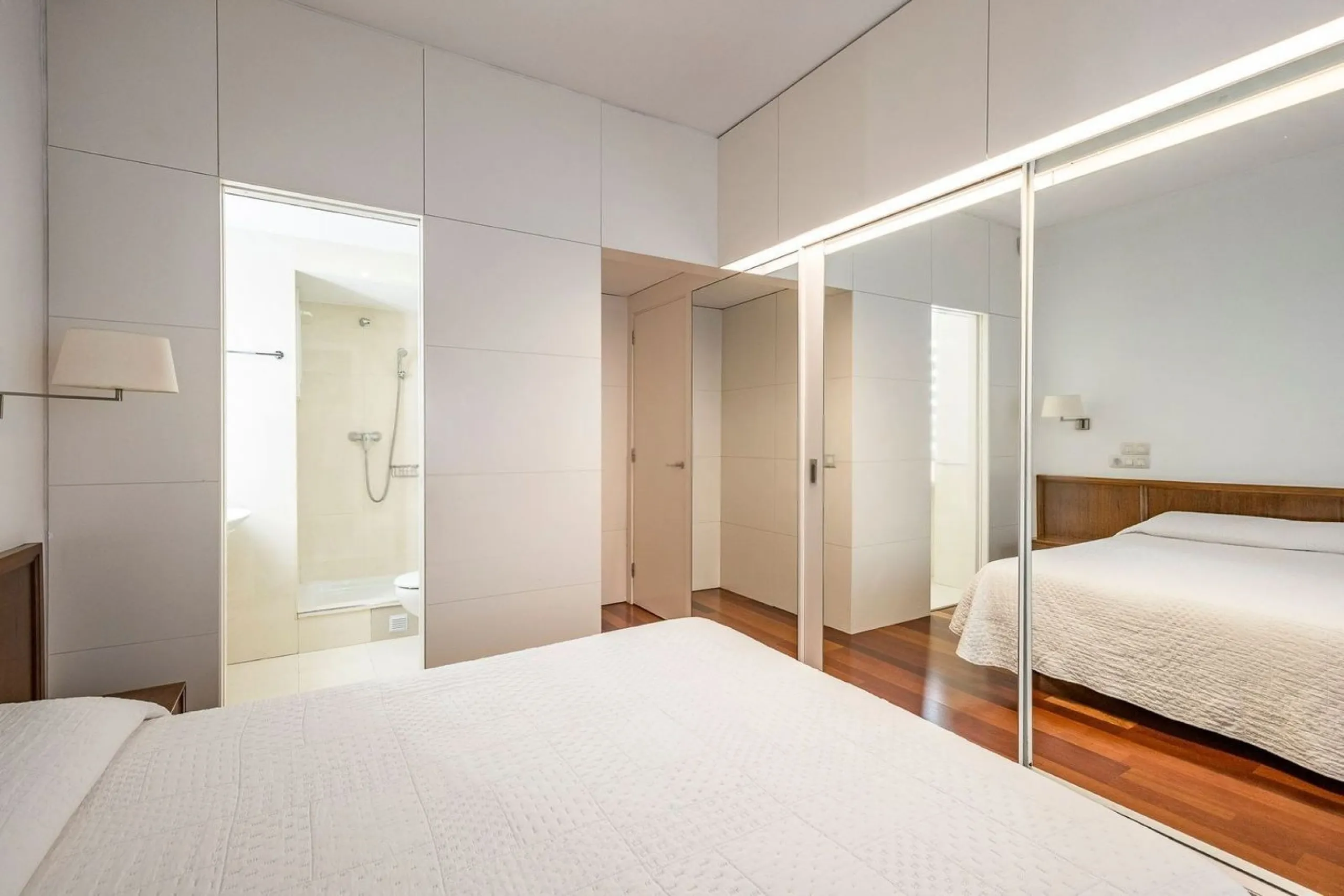 Bright Apartment with Balcony in Enric Granados, Barcelona