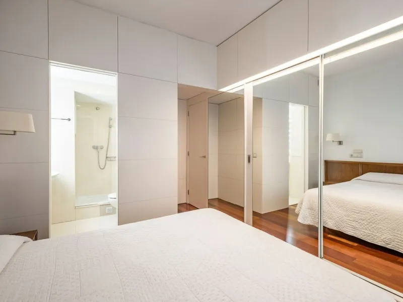 Bright Apartment with Balcony in Enric Granados, Barcelona