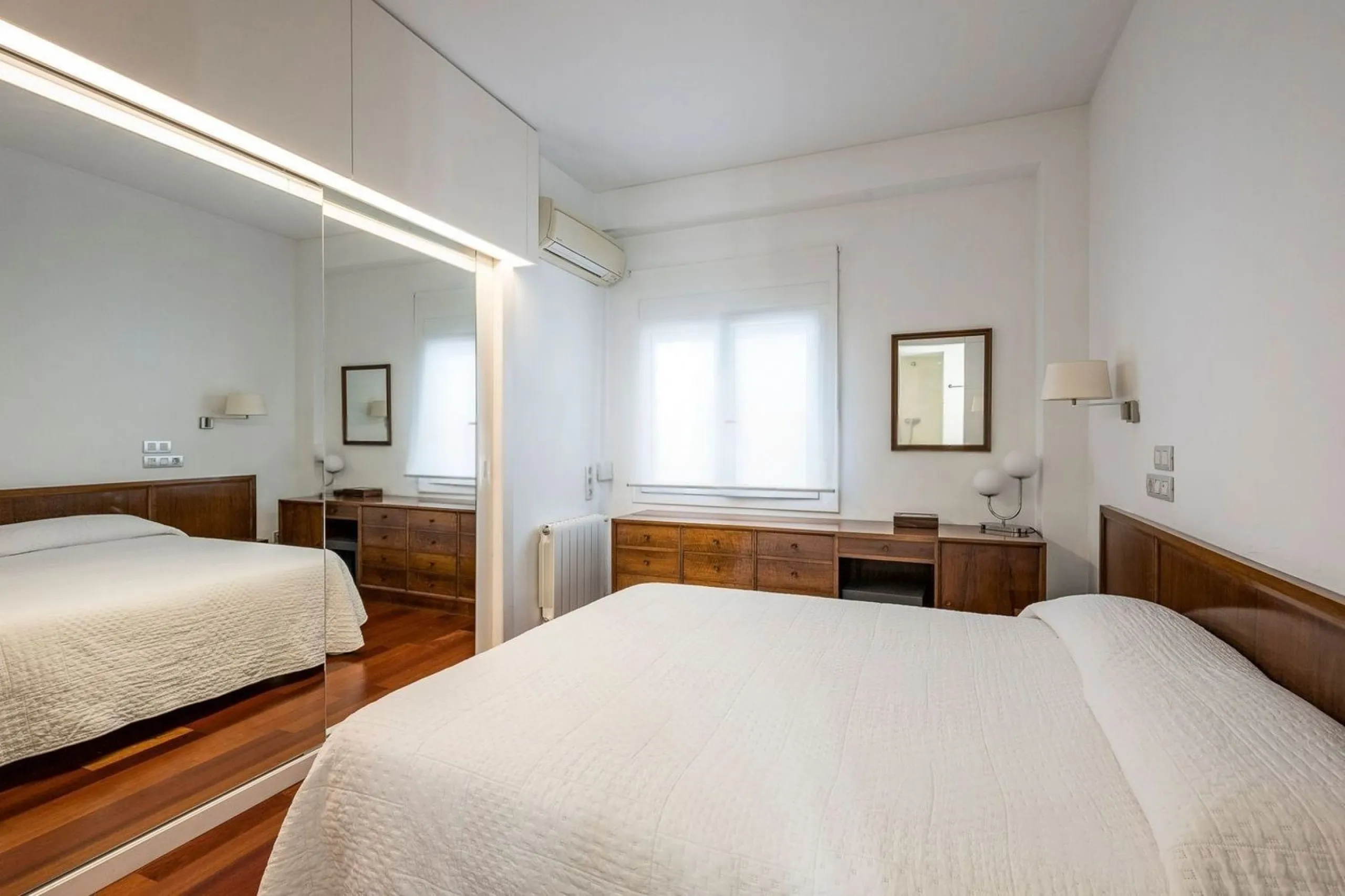 Bright Apartment with Balcony in Enric Granados, Barcelona
