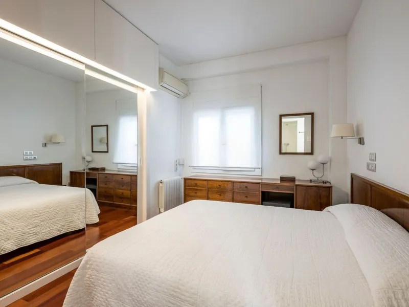 Bright Apartment with Balcony in Enric Granados, Barcelona