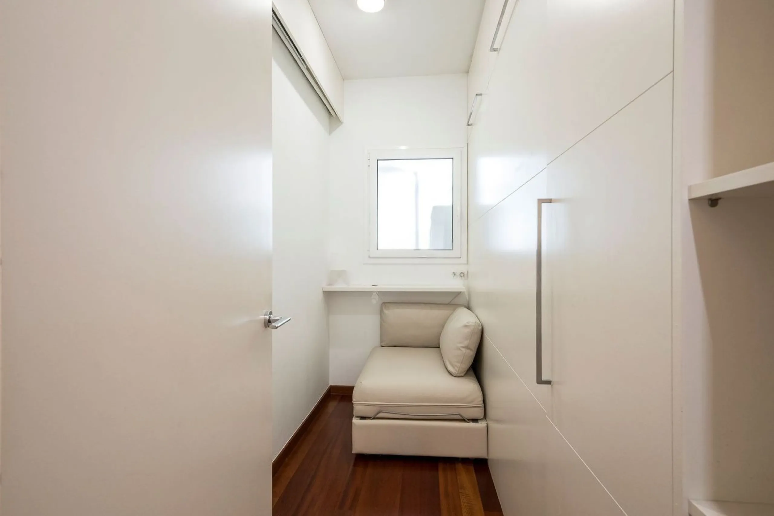 Bright Apartment with Balcony in Enric Granados, Barcelona