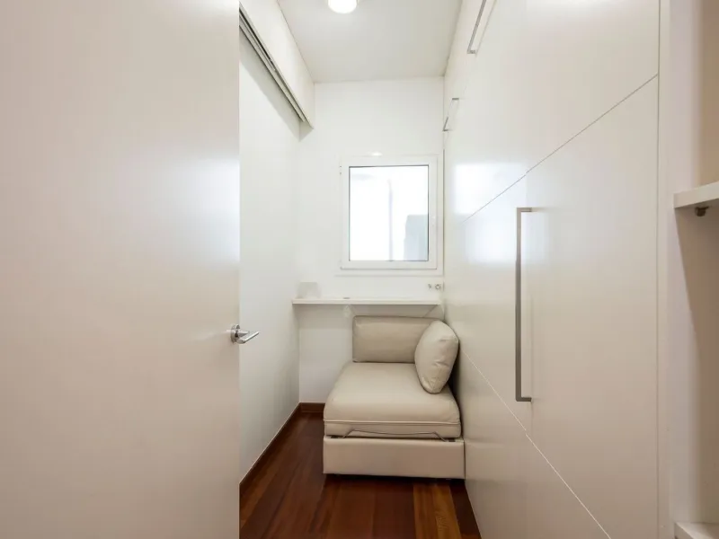Bright Apartment with Balcony in Enric Granados, Barcelona