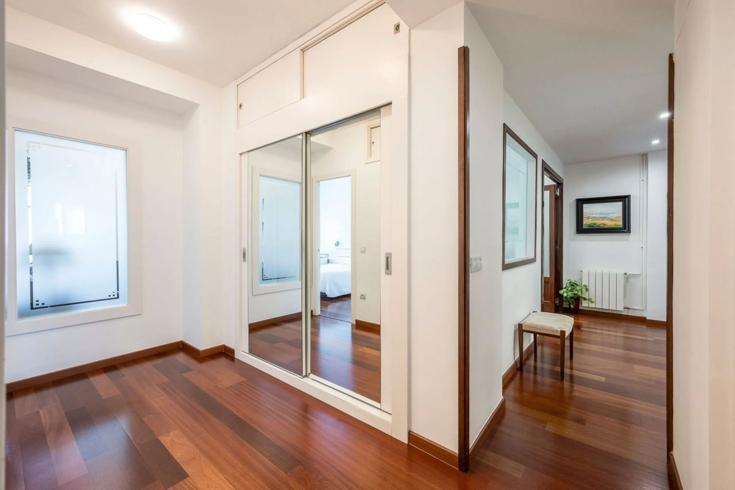 Bright Apartment with Balcony in Enric Granados, Barcelona