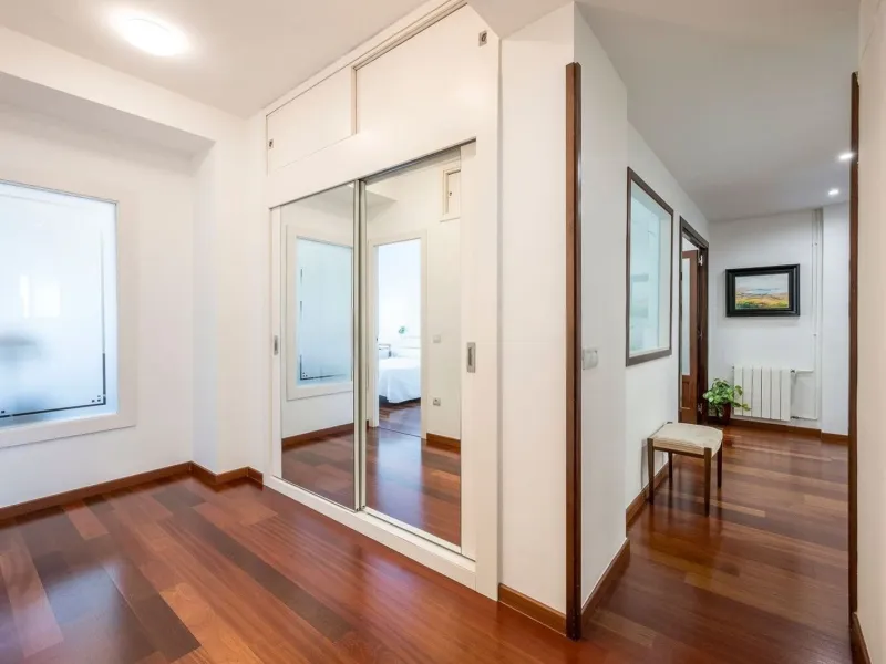 Bright Apartment with Balcony in Enric Granados, Barcelona