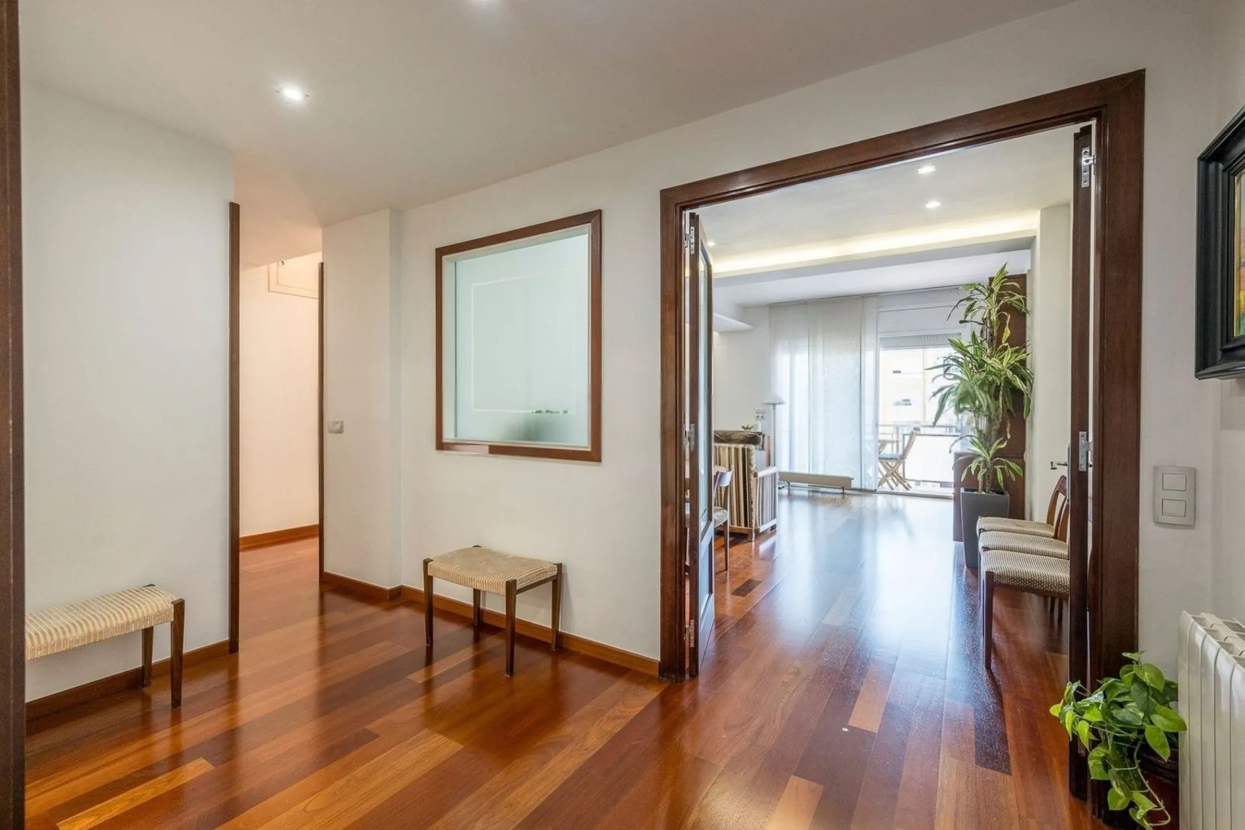 Bright Apartment with Balcony in Enric Granados, Barcelona