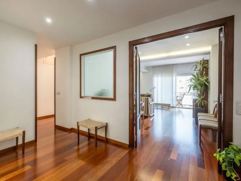 Bright Apartment with Balcony in Enric Granados, Barcelona