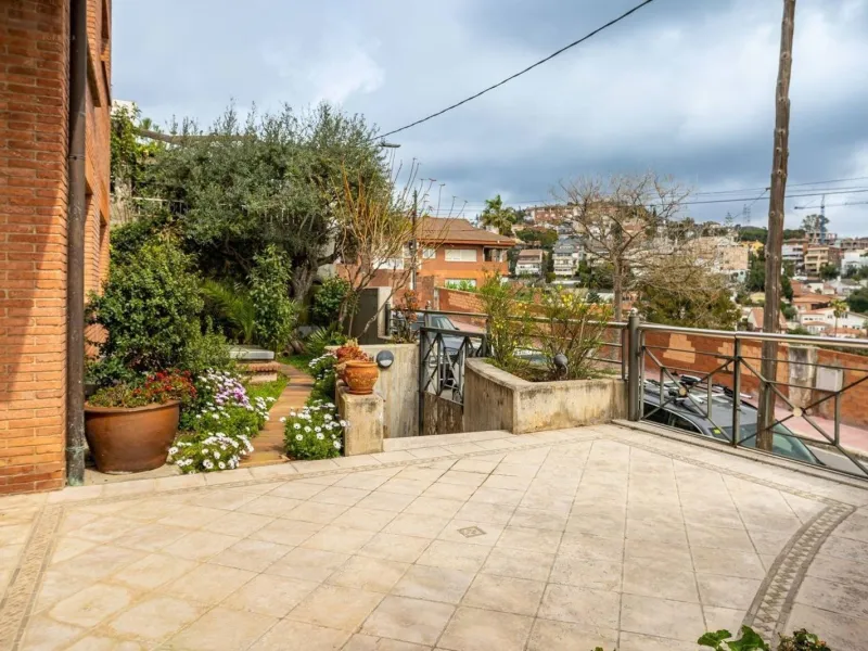 Exclusive Villa with Private Pool in Esplugues de Llobregat, Barcelona