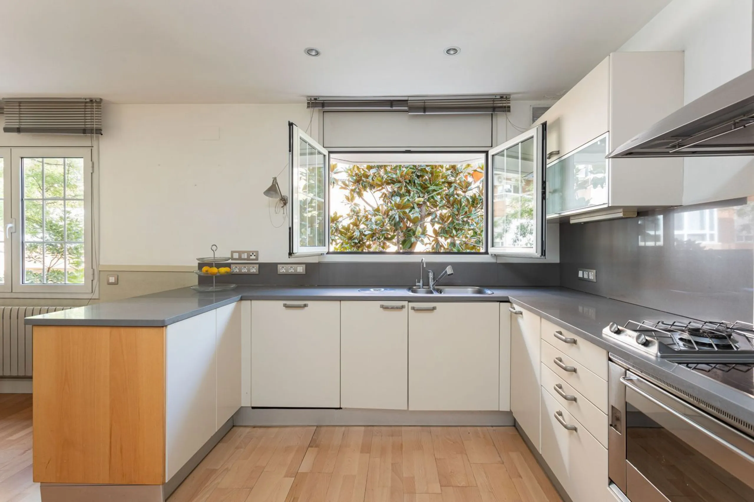 Family Home with 4 Bedrooms in Esplugues de Llobregat, Barcelona