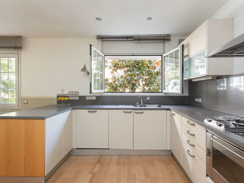 Family Home with 4 Bedrooms in Esplugues de Llobregat, Barcelona