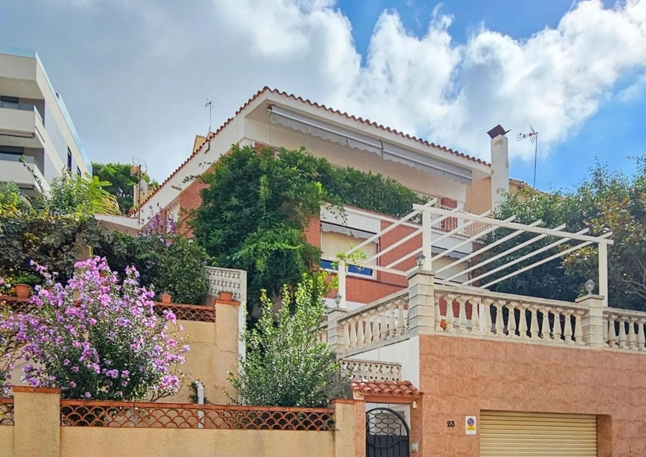 Modern House with Private Garden in Esplugues de Llobregat, Barcelona