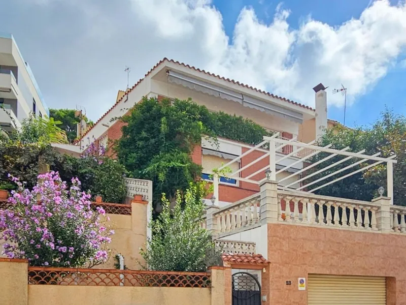 Modern House with Private Garden in Esplugues de Llobregat, Barcelona