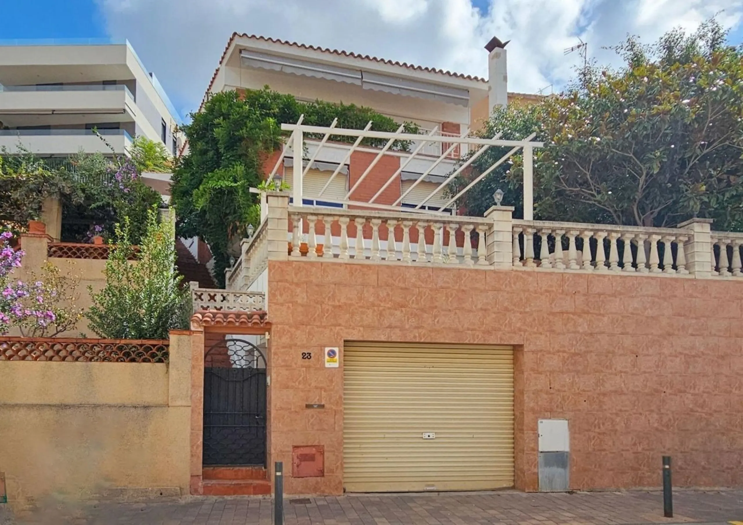 Modern House with Private Garden in Esplugues de Llobregat, Barcelona