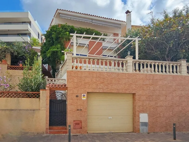 Modern House with Private Garden in Esplugues de Llobregat, Barcelona