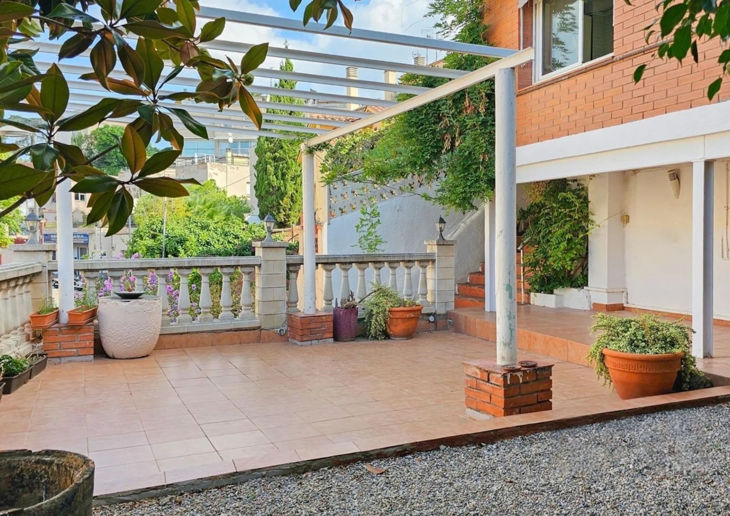Modern House with Private Garden in Esplugues de Llobregat, Barcelona
