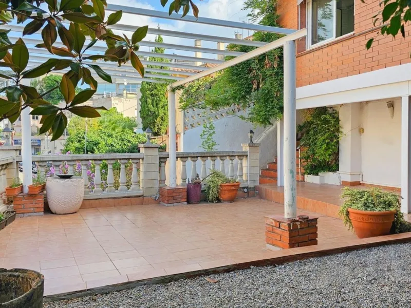 Modern House with Private Garden in Esplugues de Llobregat, Barcelona