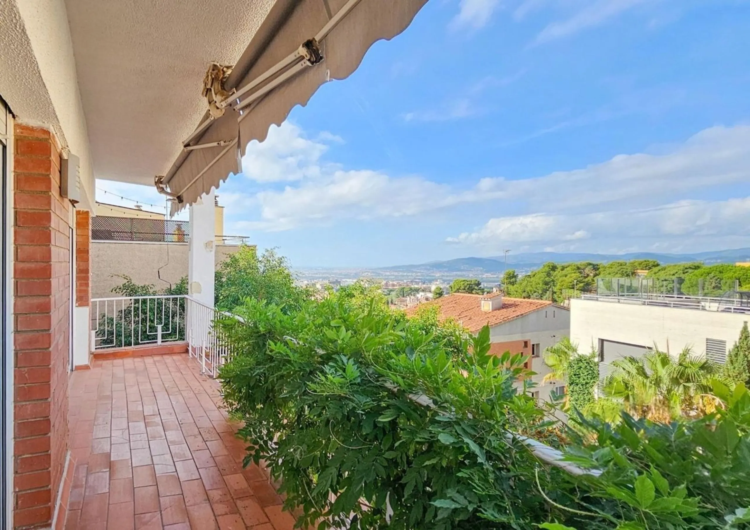 Modern House with Private Garden in Esplugues de Llobregat, Barcelona