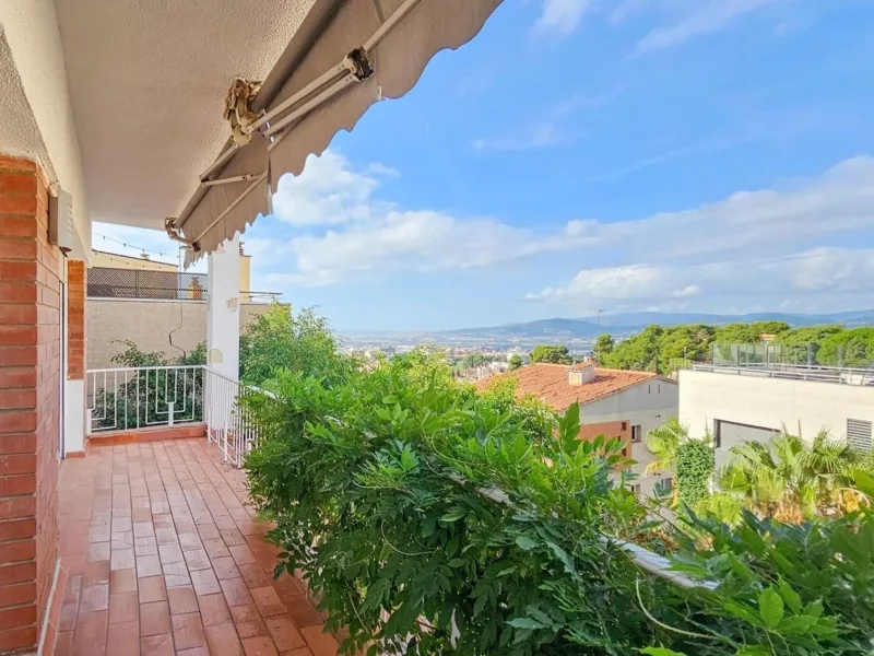 Modern House with Private Garden in Esplugues de Llobregat, Barcelona