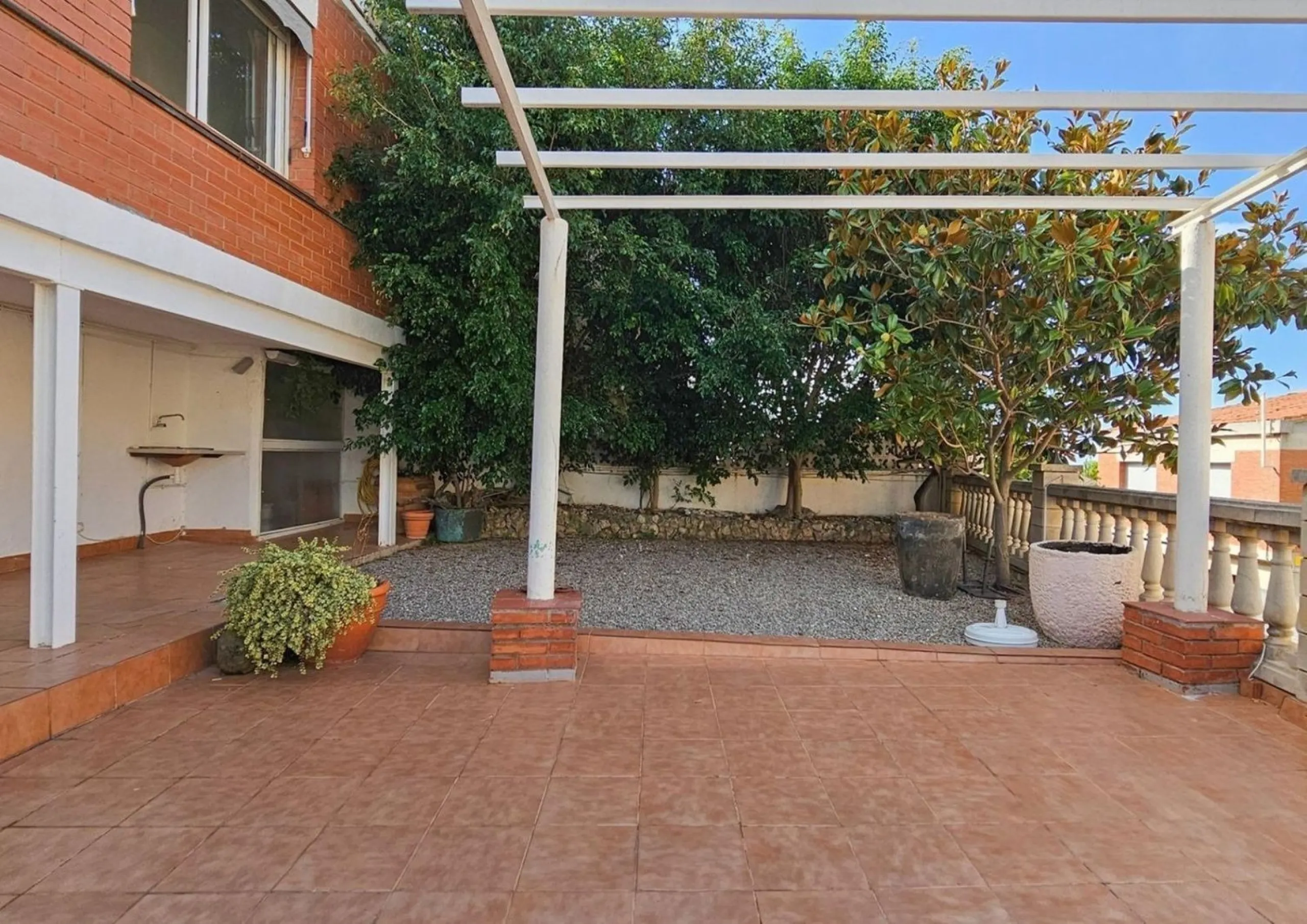 Modern House with Private Garden in Esplugues de Llobregat, Barcelona