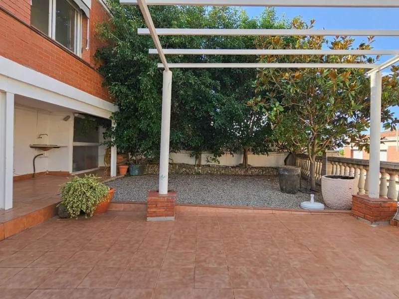 Modern House with Private Garden in Esplugues de Llobregat, Barcelona