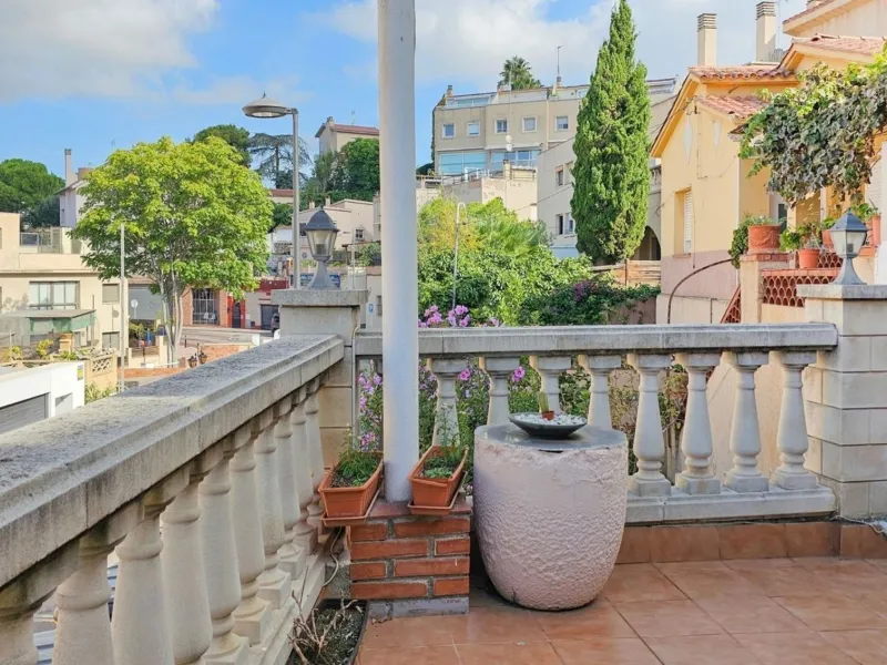 Modern House with Private Garden in Esplugues de Llobregat, Barcelona