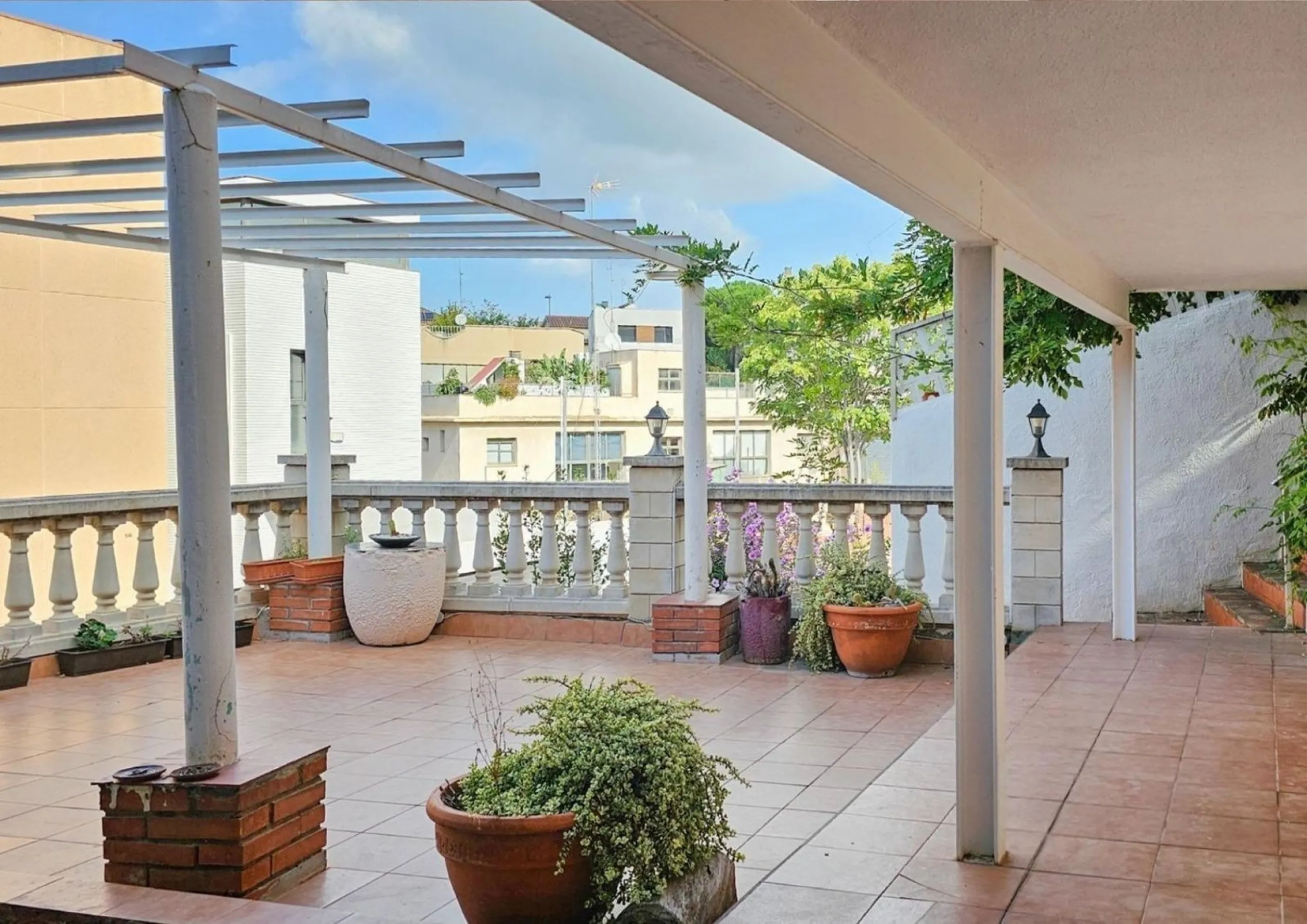 Modern House with Private Garden in Esplugues de Llobregat, Barcelona