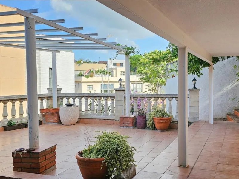 Modern House with Private Garden in Esplugues de Llobregat, Barcelona