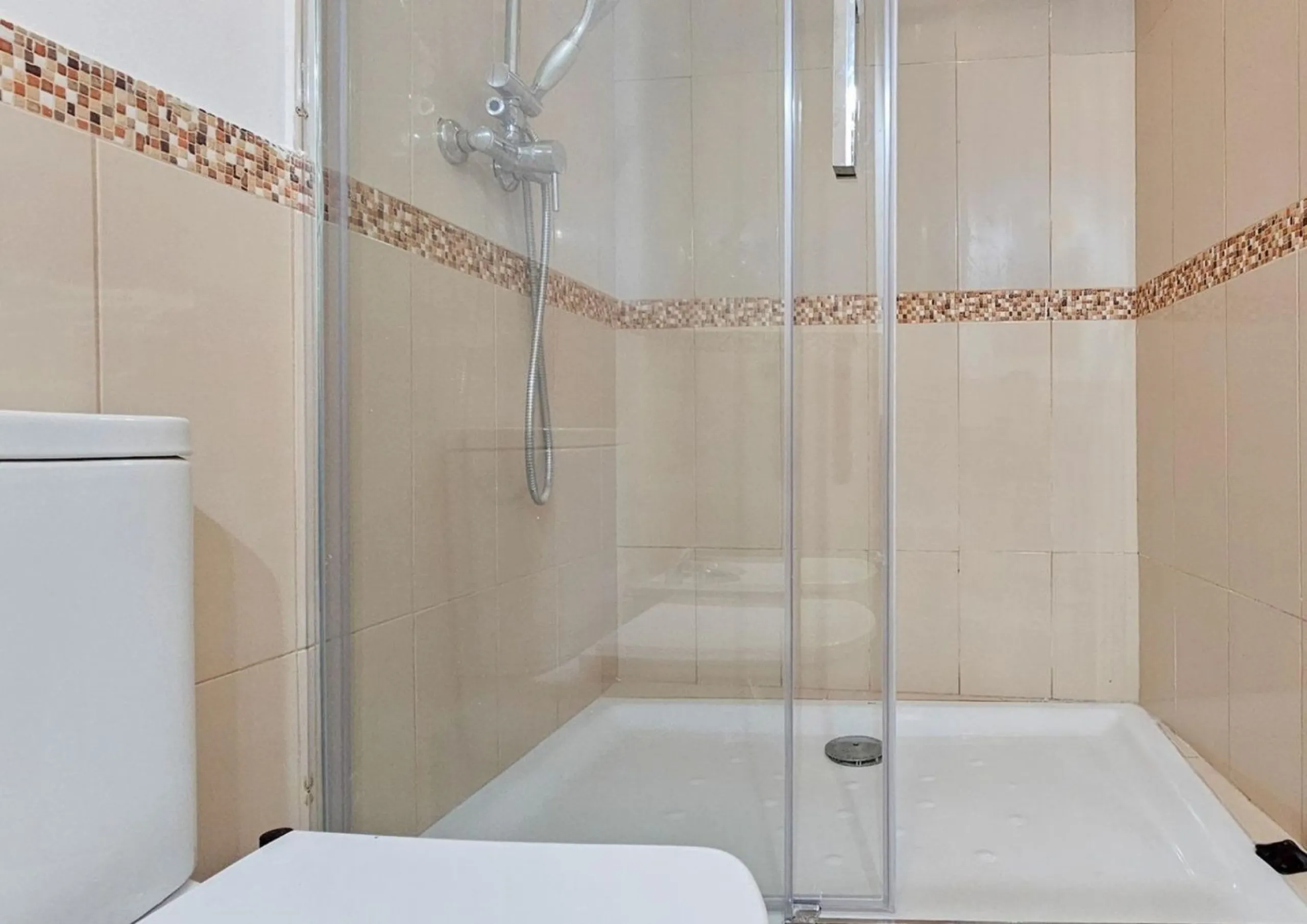 Modern House with Private Garden in Esplugues de Llobregat, Barcelona