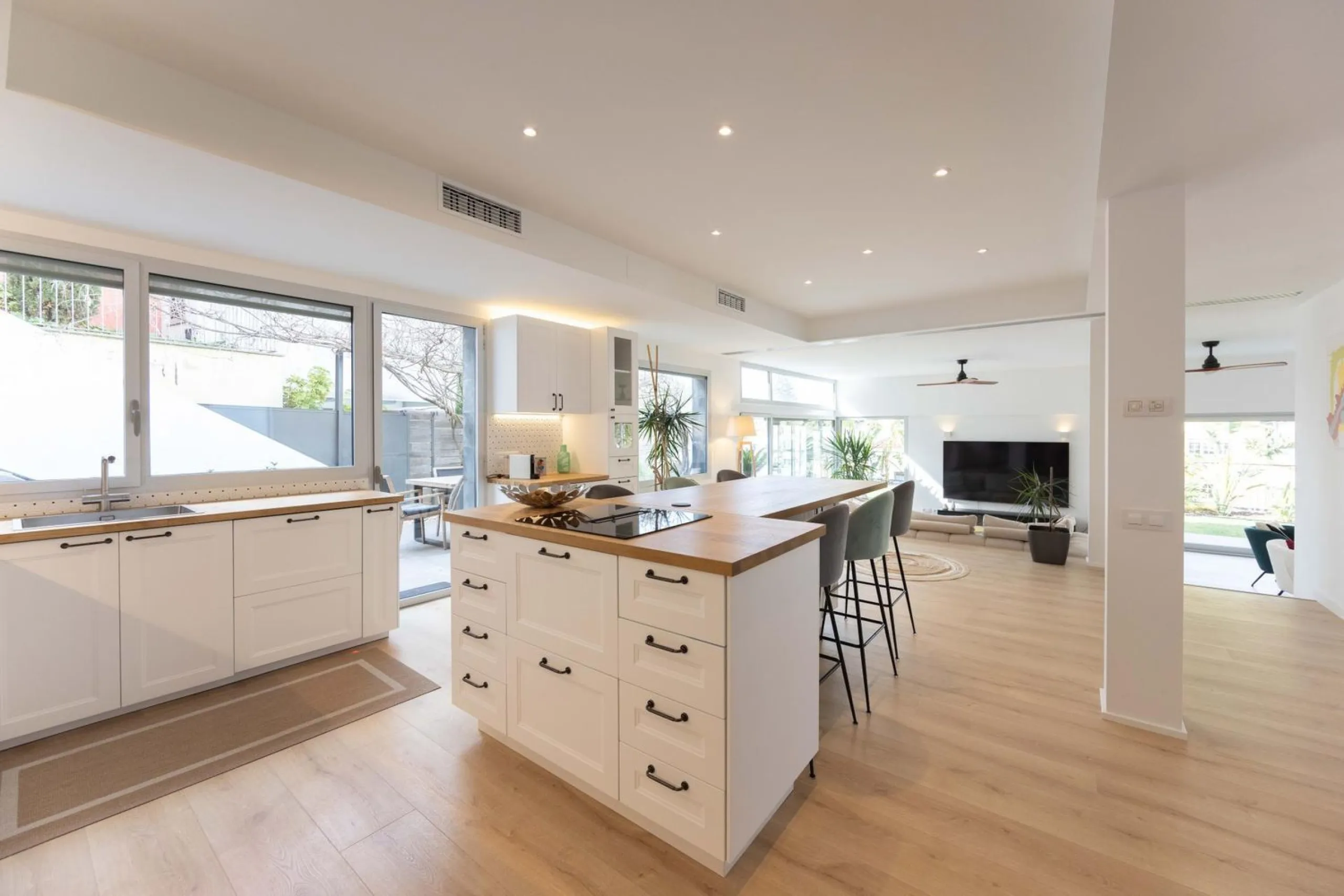 Contemporary Designer Villa with Private Pool in Esplugues de Llobregat, Barcelona