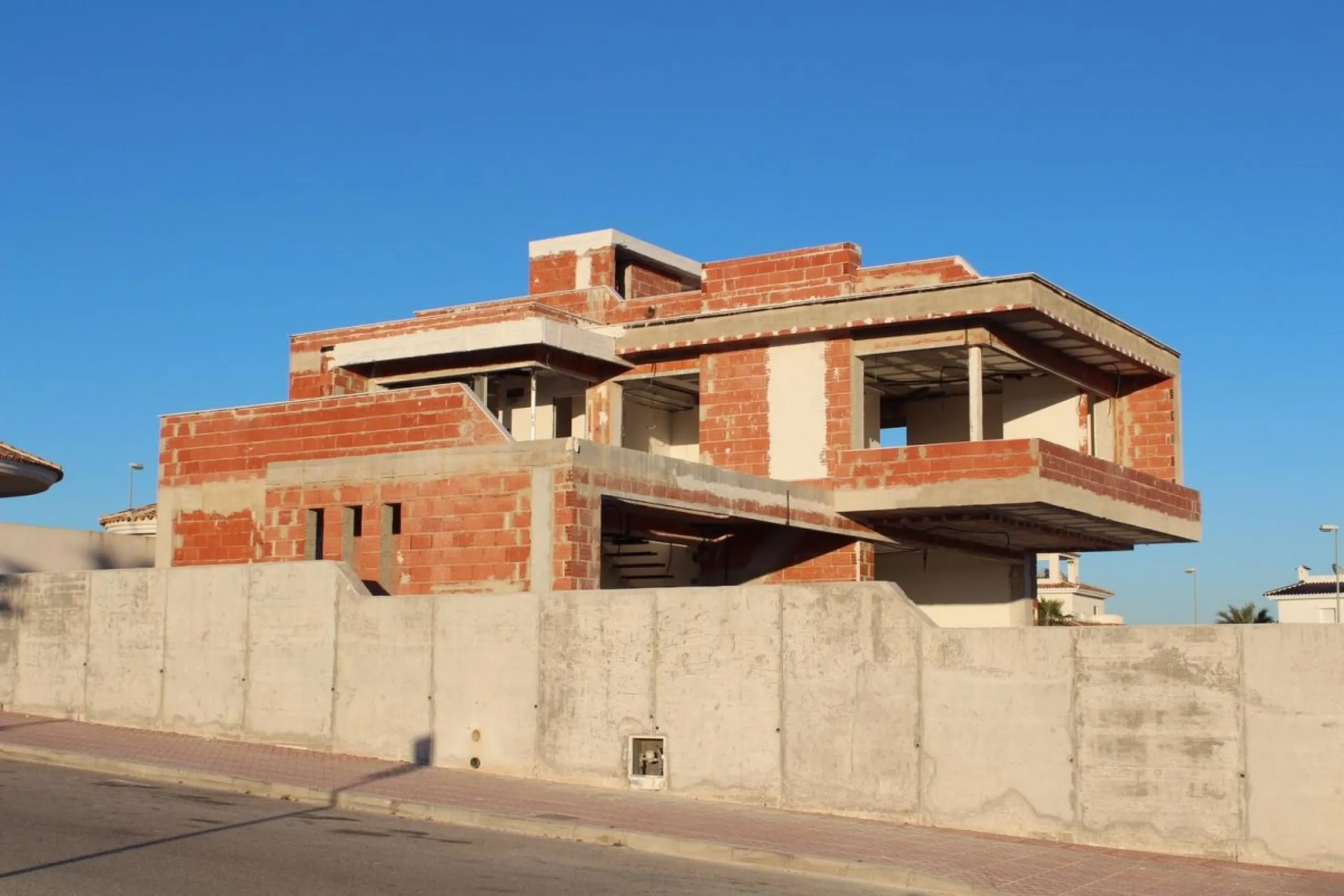 Se vende villa nueva. Precio 890,000