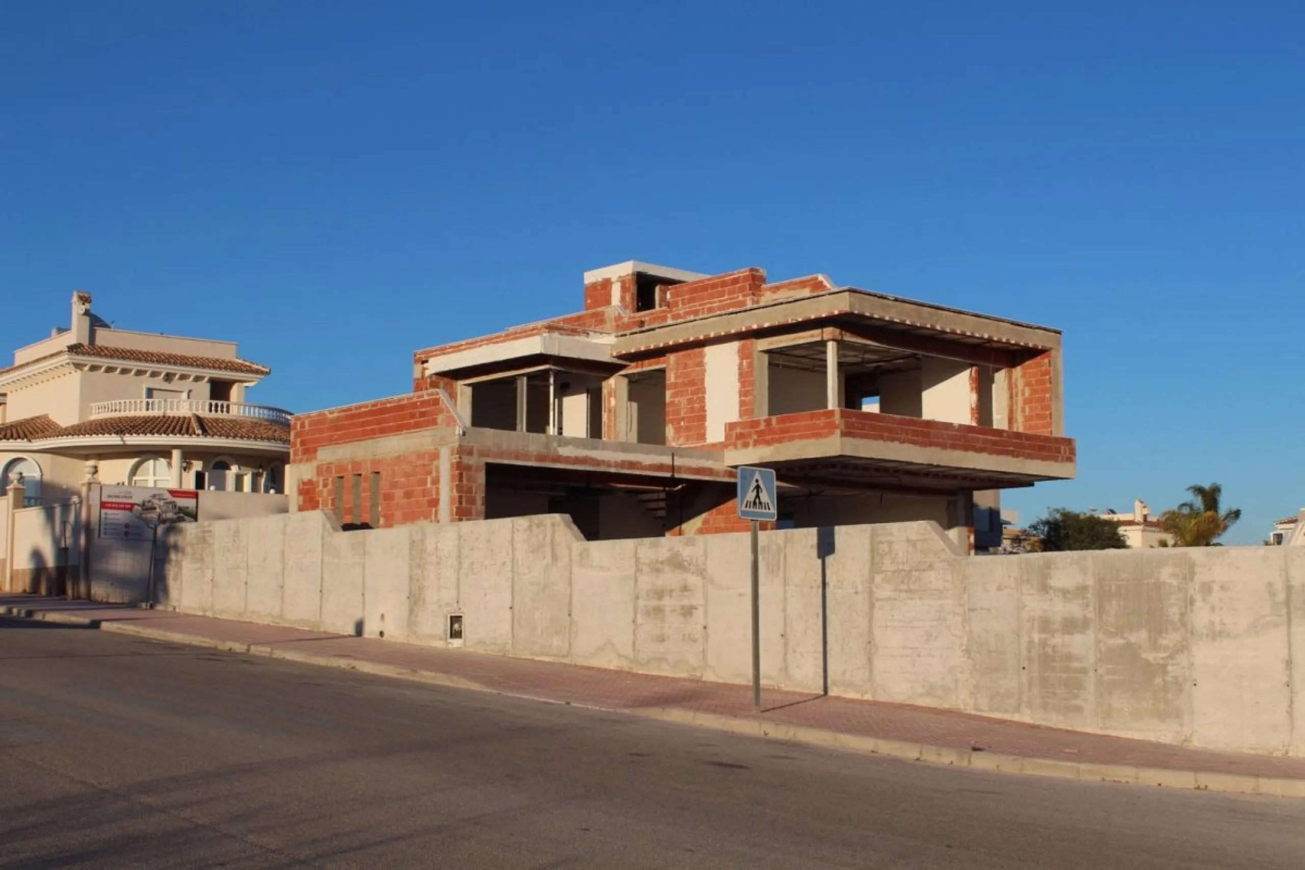 Se vende villa nueva. Precio 890,000