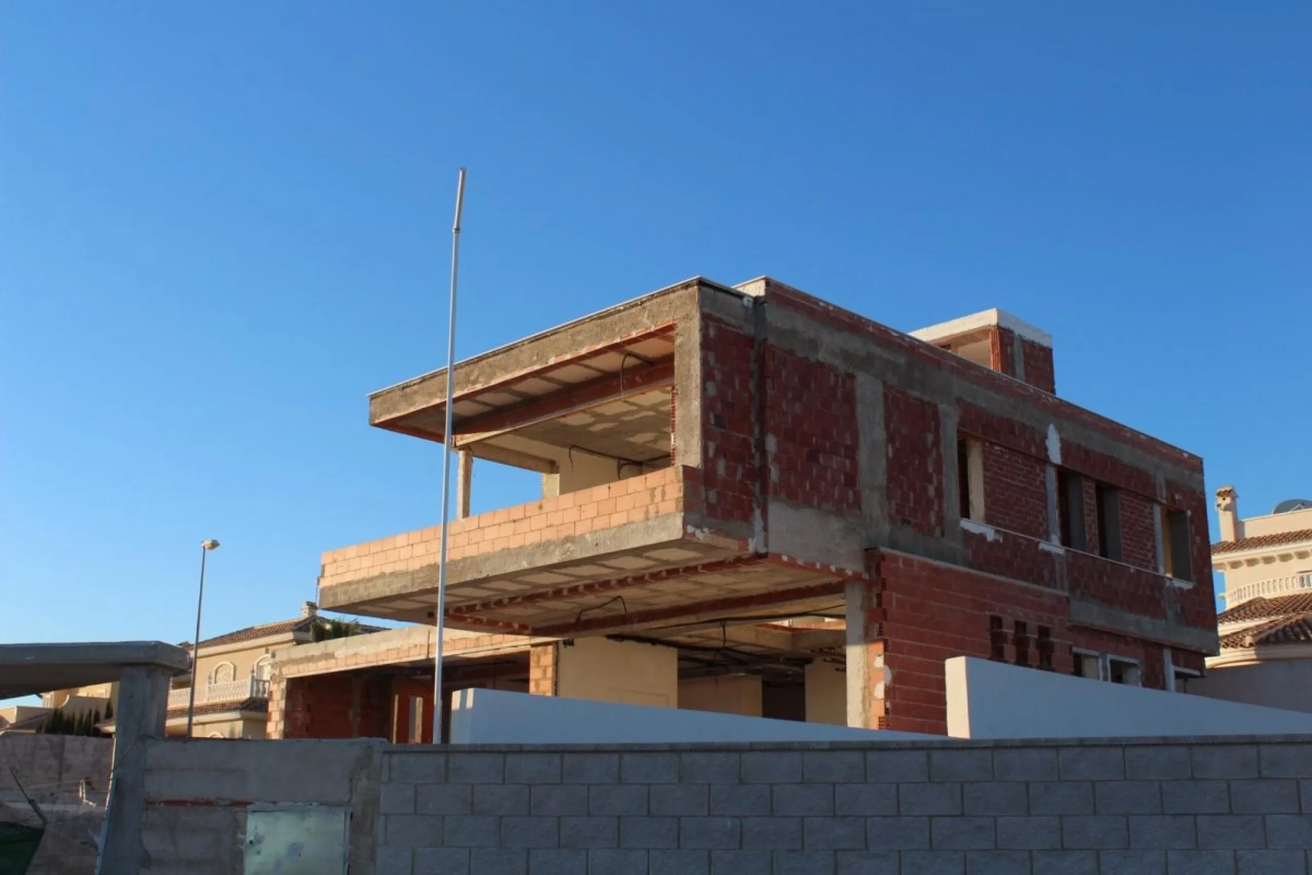 Se vende villa nueva. Precio 890,000