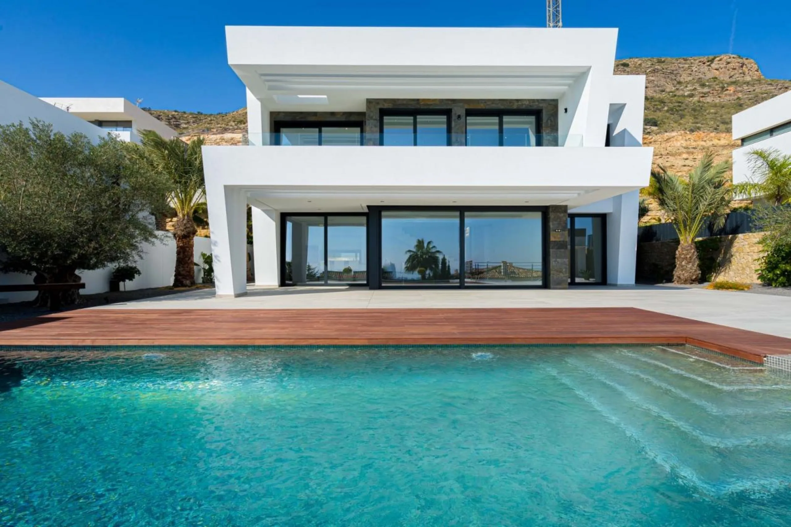 Exquisite villa with private pool and panoramic views in Sierra Cortina