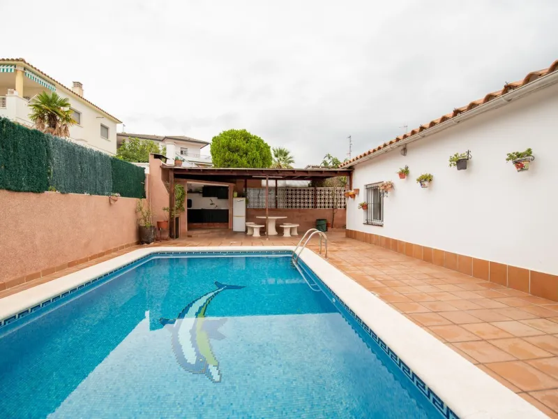 Chalet independiente con piscina y apartamento en Mas Mel, Calafell