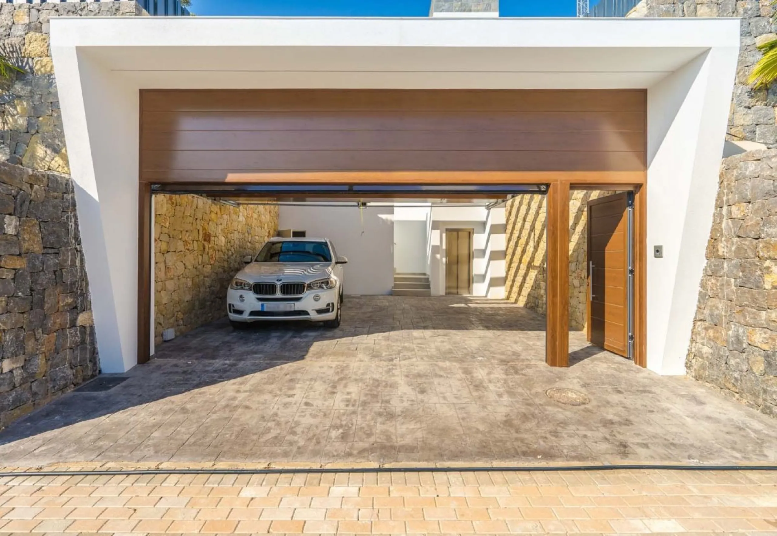 Exquisite villa with private pool and panoramic views in Sierra Cortina