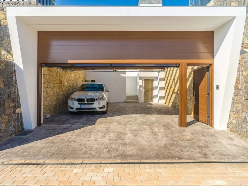 Exquisite villa with private pool and panoramic views in Sierra Cortina