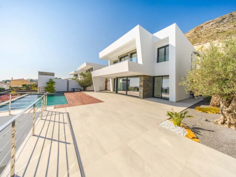 Exquisite villa with private pool and panoramic views in Sierra Cortina