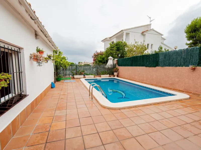 Chalet independiente con piscina y apartamento en Mas Mel, Calafell