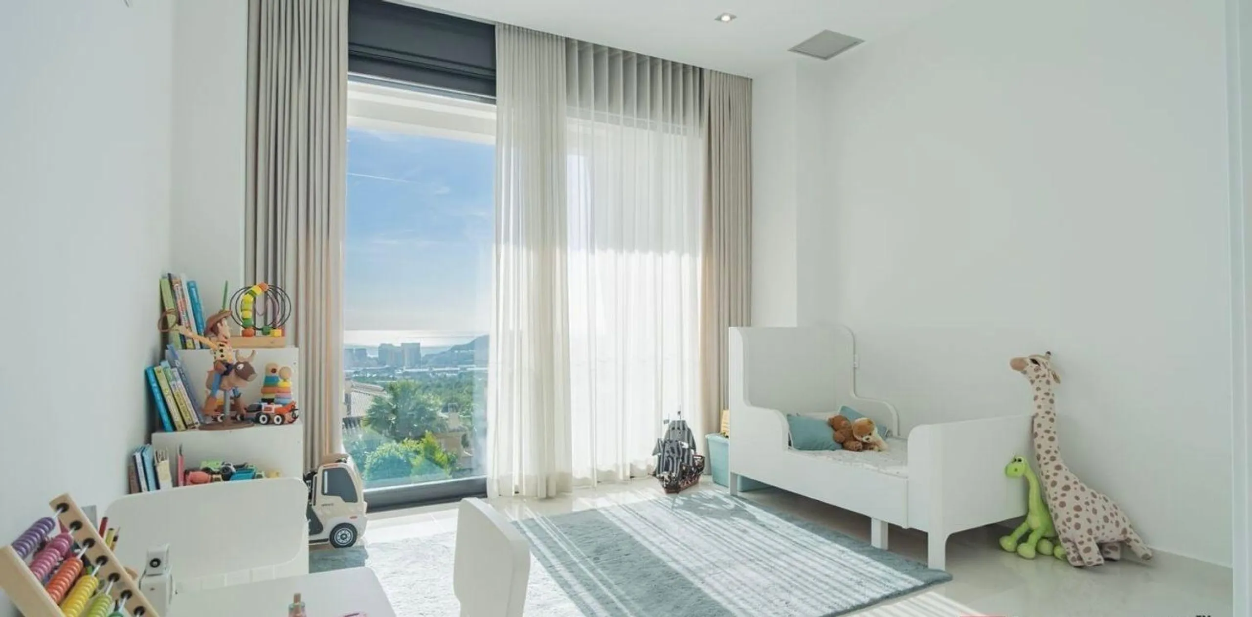 Exquisite villa with private pool and panoramic views in Sierra Cortina