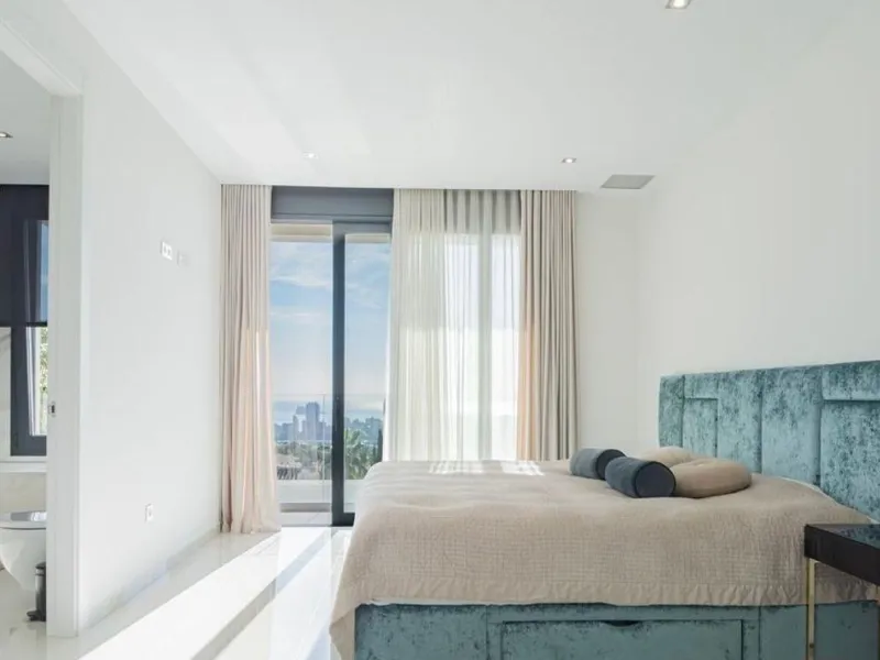 Exquisite villa with private pool and panoramic views in Sierra Cortina