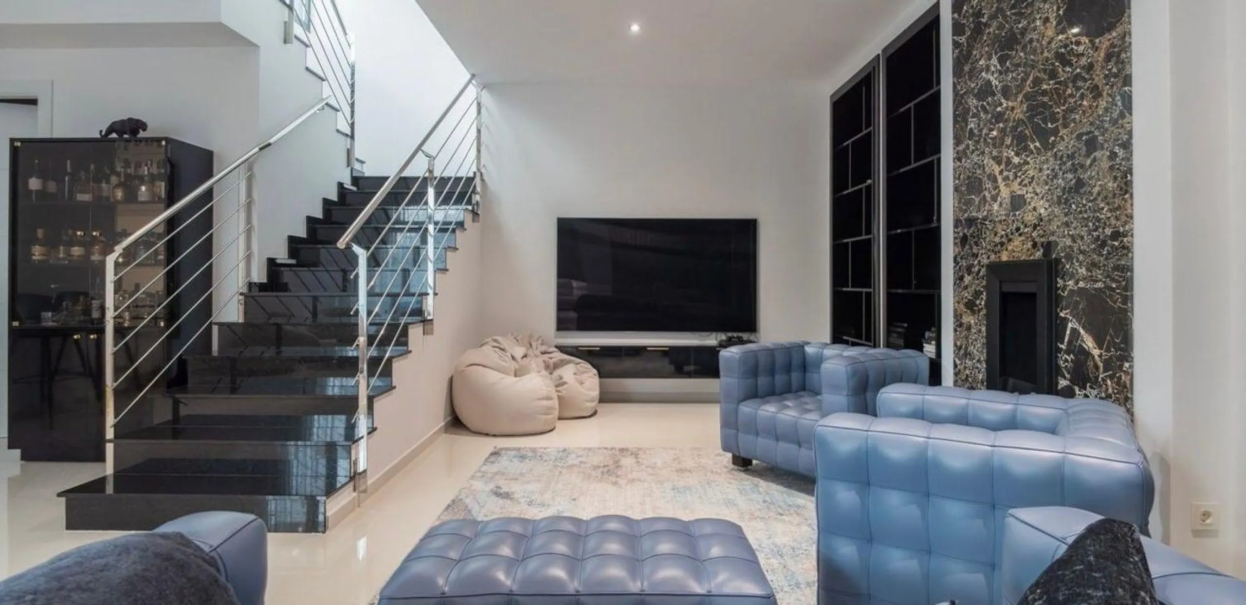 Exquisite villa with private pool and panoramic views in Sierra Cortina