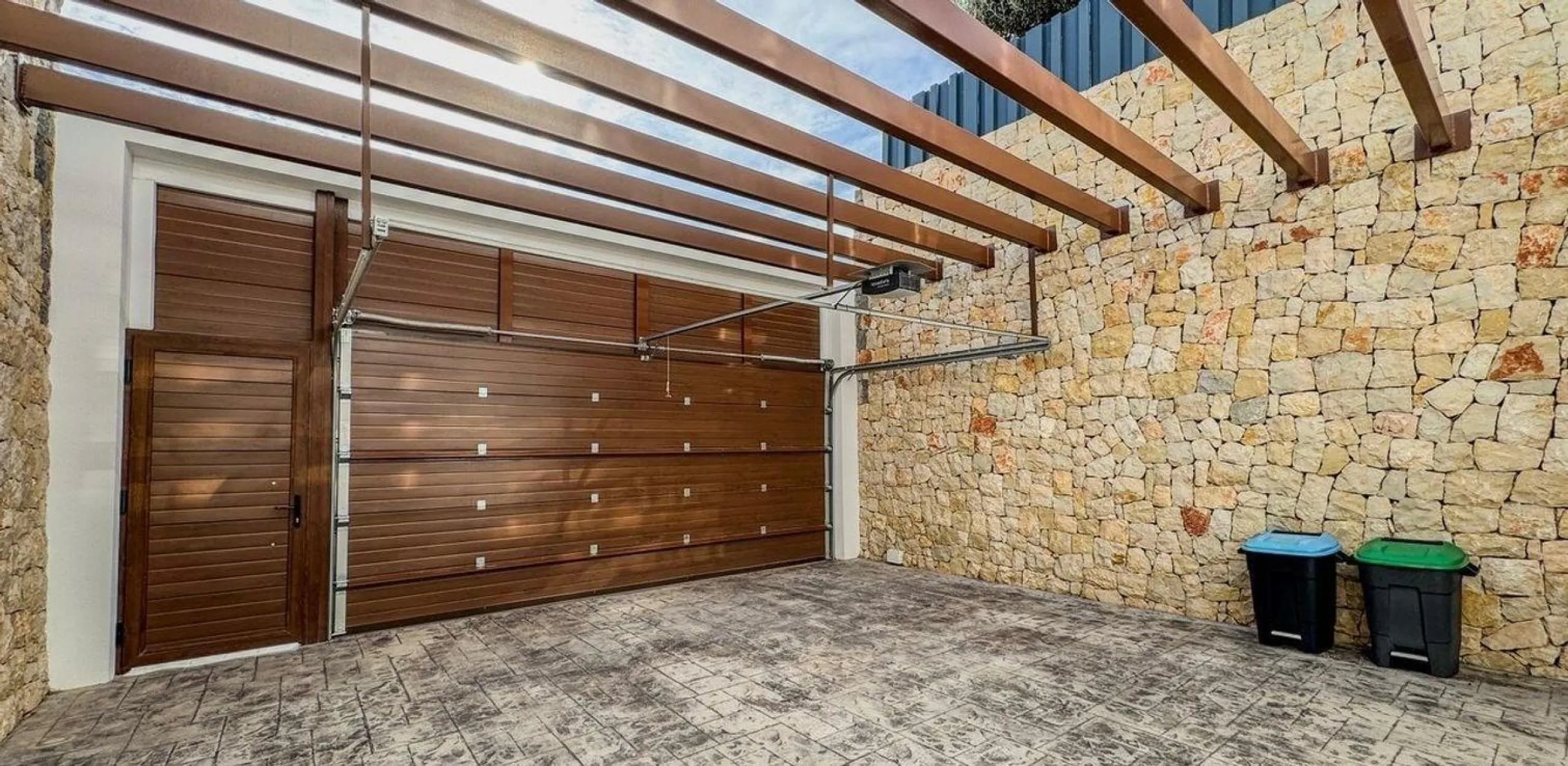 Exquisite villa with private pool and panoramic views in Sierra Cortina