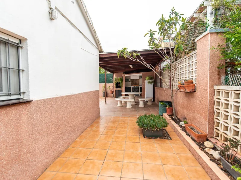 Chalet independiente con piscina y apartamento en Mas Mel, Calafell