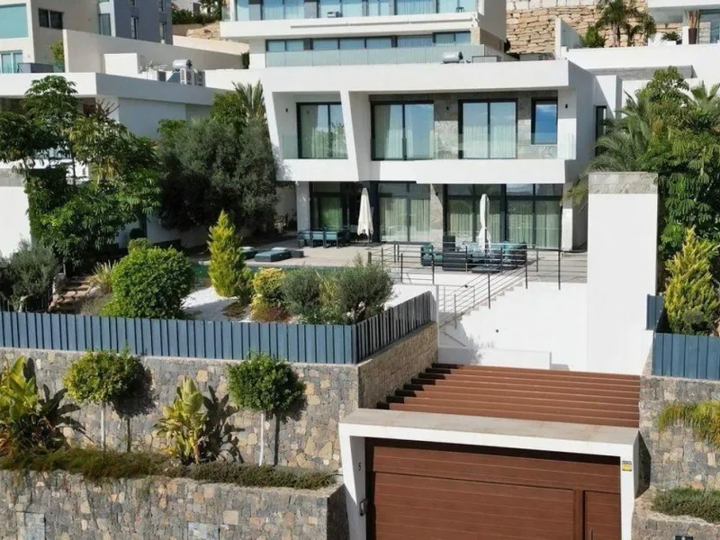 Exquisite villa with private pool and panoramic views in Sierra Cortina