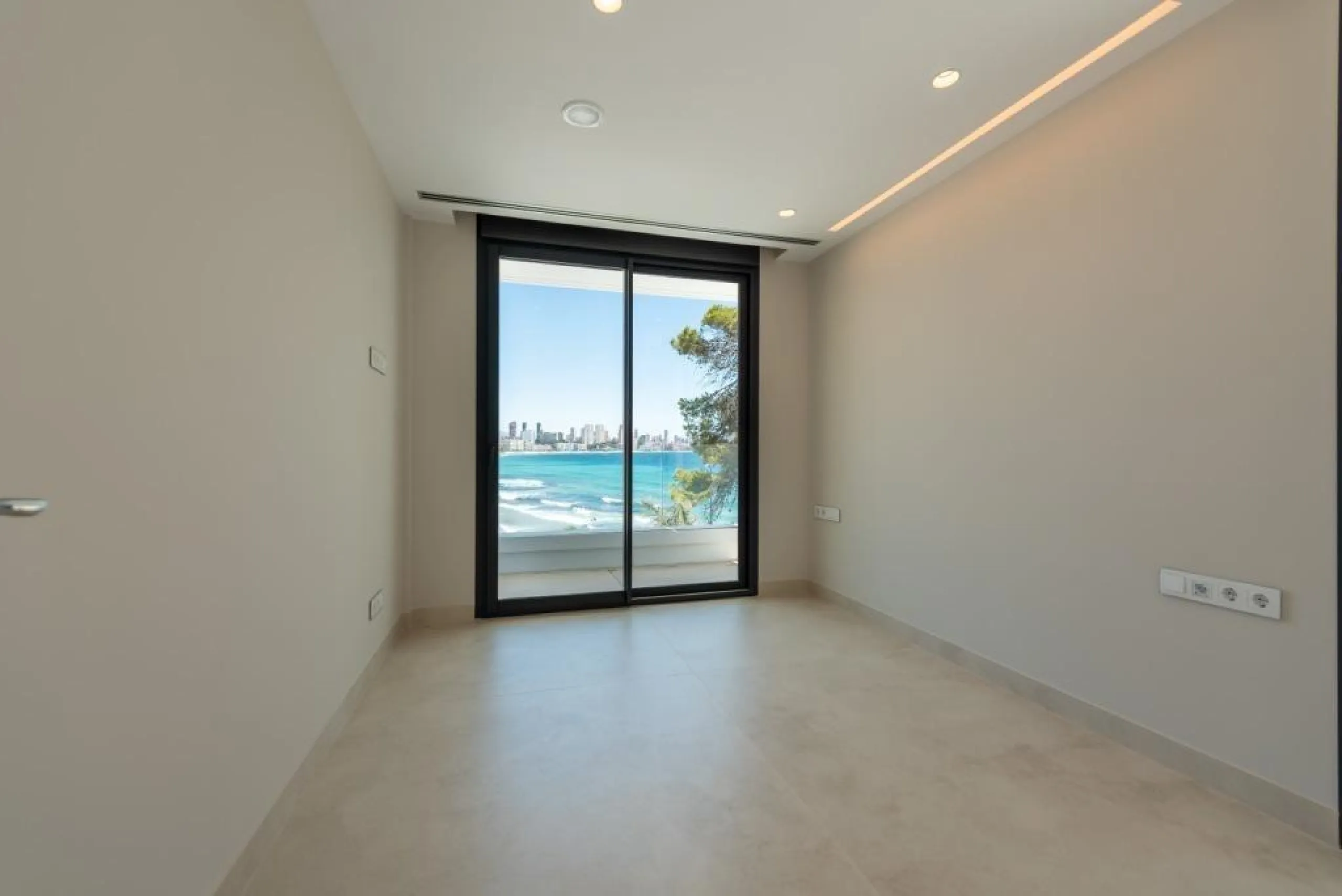 Apartamento dúplex en primera línea de la playa de Poniente